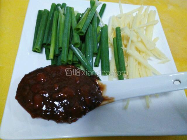 葱段，姜丝，海天黄豆酱备料