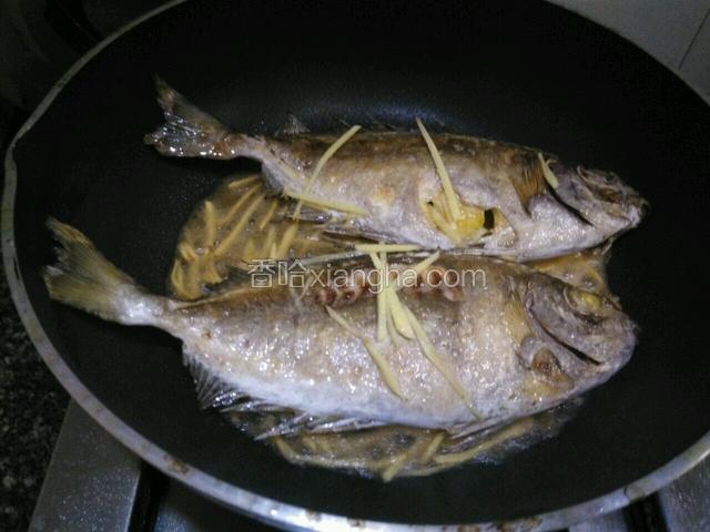 先给姜丝煎香，下料酒煮一下，然后给蚝油加一小碗水，盖盖焖十分钟