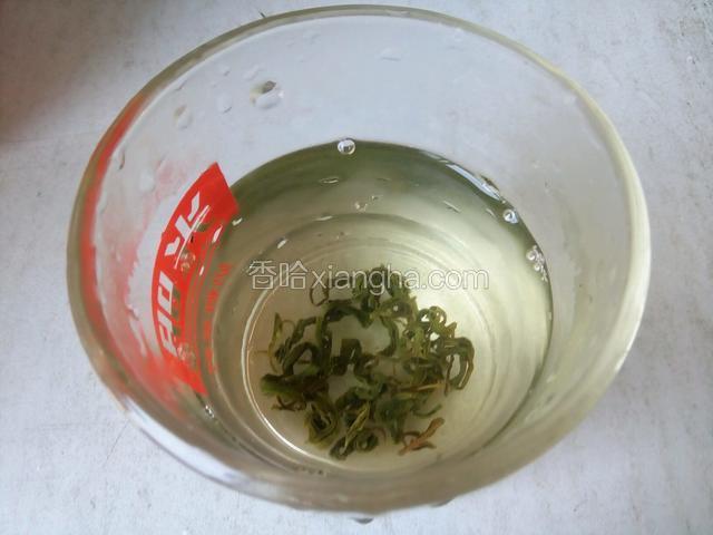 杯子洗净泡茶，过一会可以过滤掉茶叶，根据个人喜好，我的没有过滤，水倒杯子五分之四处，留下空间放奶泡