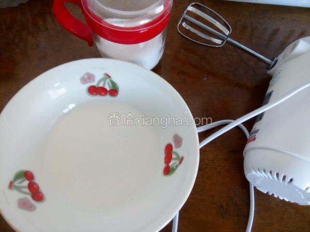 牛奶加温温热，加一点盐，用打蛋器小档开始打