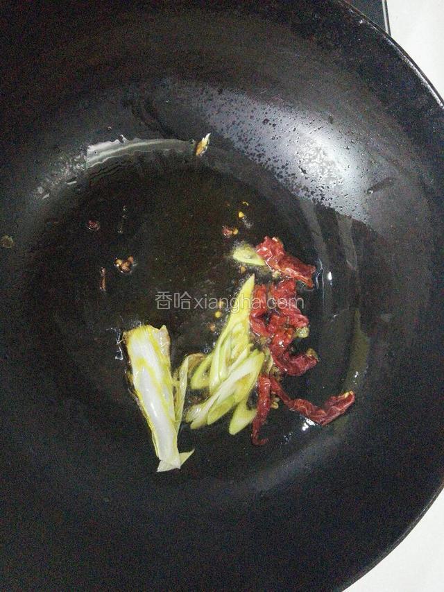 爆香葱，干辣椒和花椒粒关火