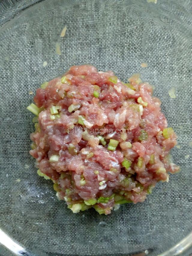 将芹菜和瘦肉剁成末，放少许盐和料酒拌匀。