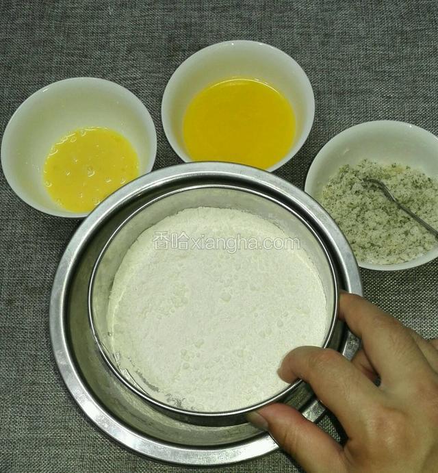 低粉过筛加入黄油、鸡蛋液、细砂糖薄荷碎