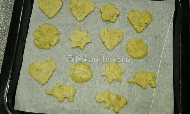 取适量的面团按压成7mm左右的面片，用模具压出形状（自己DIY）