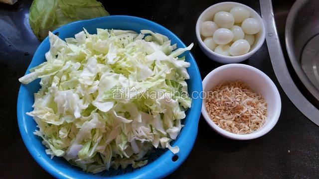 准备食材，圆白菜洗净切碎，虾米装小碗，鹌鹑蛋煮熟剥壳备用。