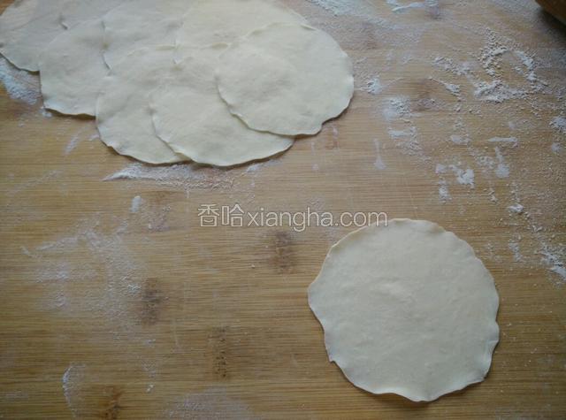 将剂子挨个擀成圆形饺子皮