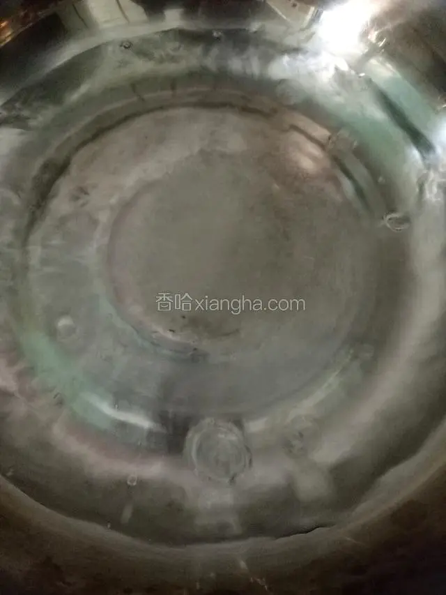 把另外300毫升水烧开，加进白砂糖至融化。
