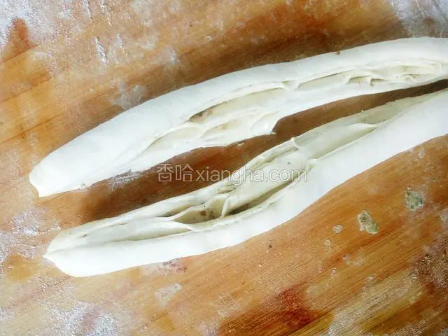 卷起来用刀从中间切开