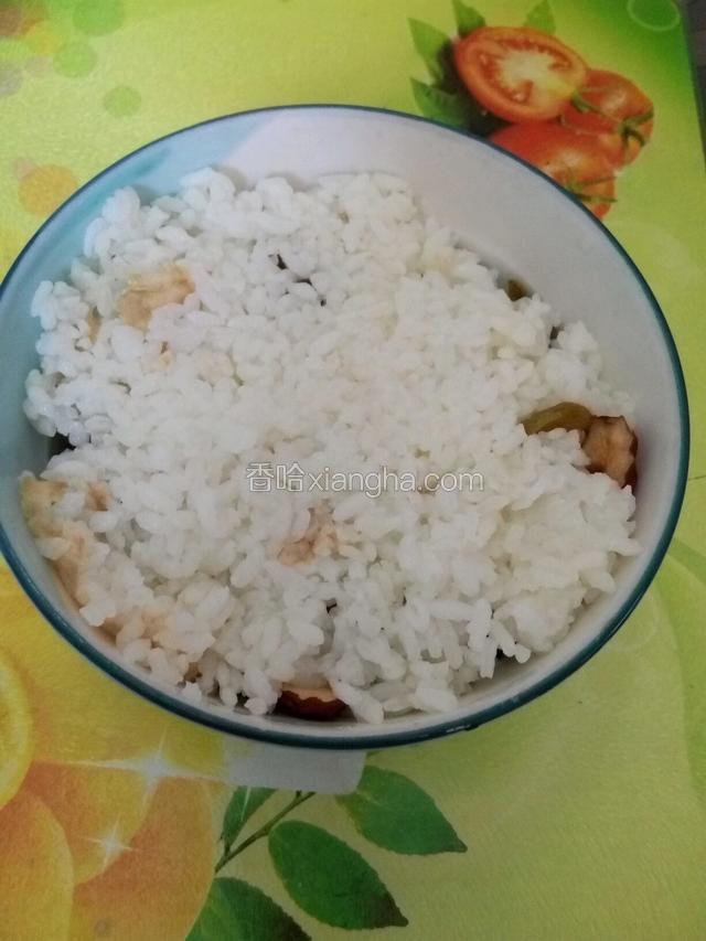 再放入适量米铺匀压实