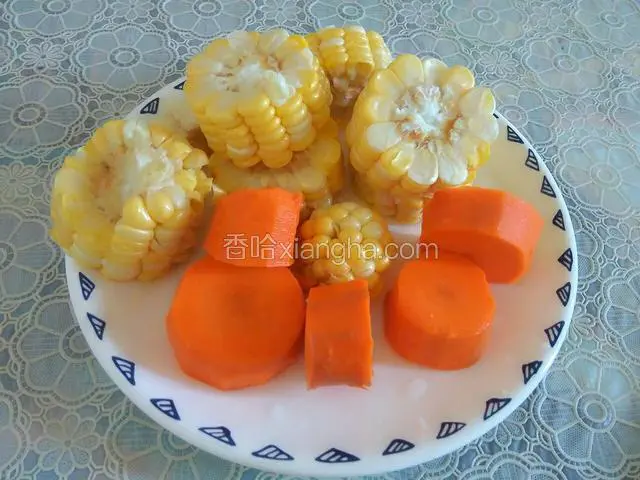 胡萝卜切块，玉米切块