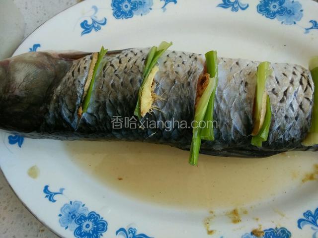 切花刀，抹上盐，料酒，胡椒粉，放上葱姜，腌制两个小时。
