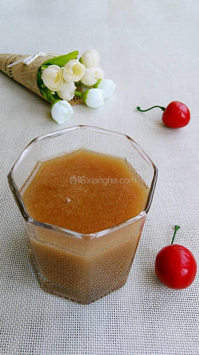苹果丁和剥好皮的葡萄全部放进料理机中，加入适量冷开水搅打一分钟，倒出即可饮用。