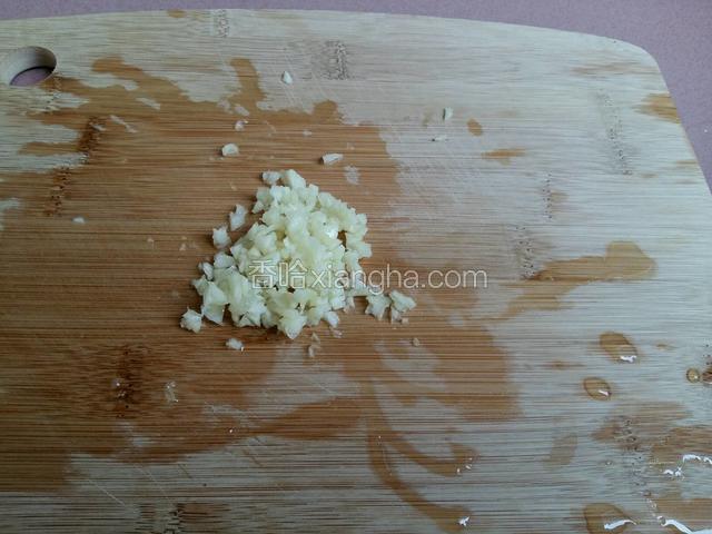 蒜头去外壳，切碎剁碎。