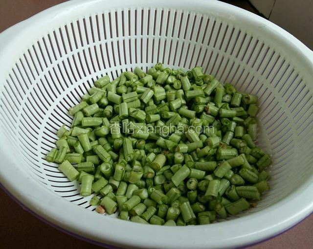 豆角清洗干净，切成颗粒。