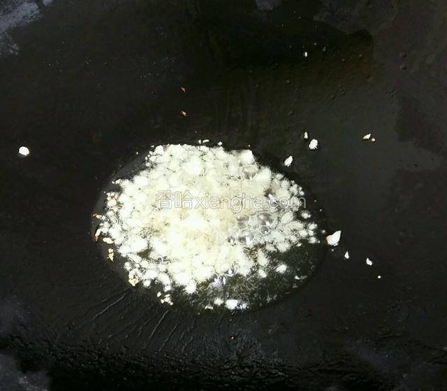 锅抹干，热锅凉油。放蒜蓉翻炒出香味。调成小火。