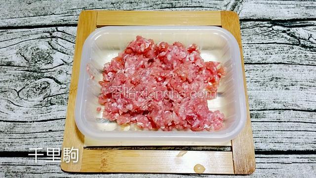 肉末用适量的豉油、糖、盐、生粉、食油拌匀放置10分钟