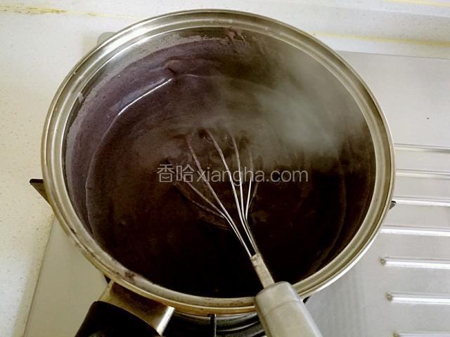 边加热边用手动蛋抽搅拌，直至芝麻糊越来越粘稠。