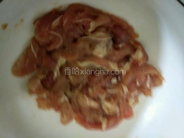 瘦肉切片，用生抽，生粉，腌一下