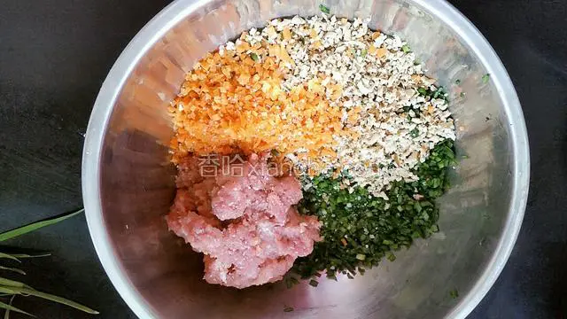 所有料剁碎，尽量剁碎。