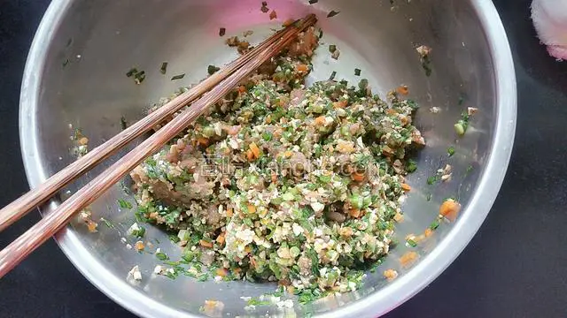 加盐，鸡粉，酱油拌匀。