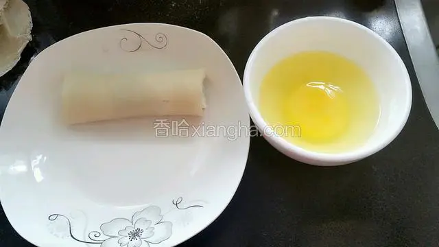 边角用蛋液涂抹一下就会粘住不会翘边。