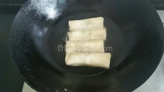 下油锅炸，用小火，这样虽然费时但炸出来均匀。