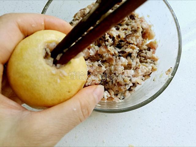 将拌好的肉馅小心的塞入扣好的油面筋里，把肉馅塞的满满的，然后把封囗抹平。