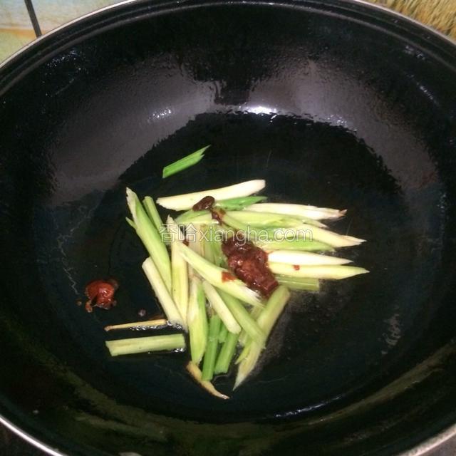 加豆瓣酱翻炒出红油。