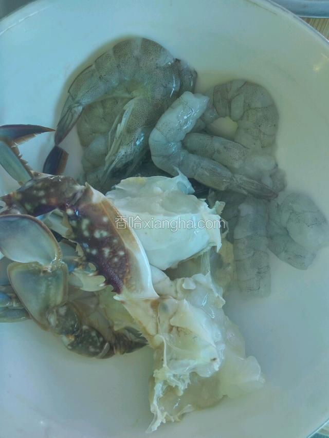 将虾去壳，清洗干净。螃蟹去鳃，切成小块儿。