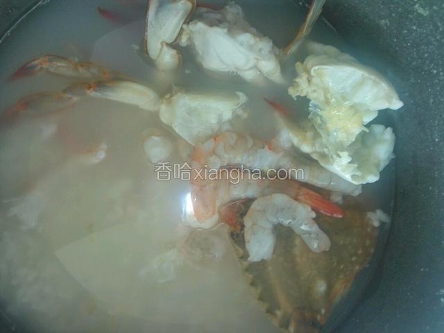 锅里放入盐，料酒，将虾和蟹倒入，再炖5分钟。
