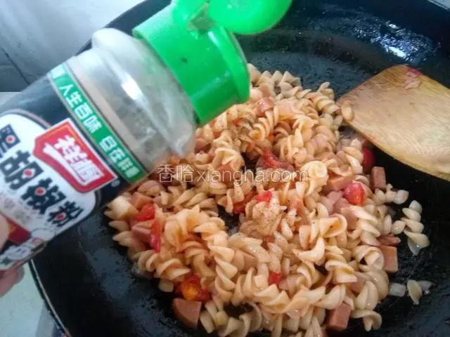加盐翻炒再加黑胡椒粉