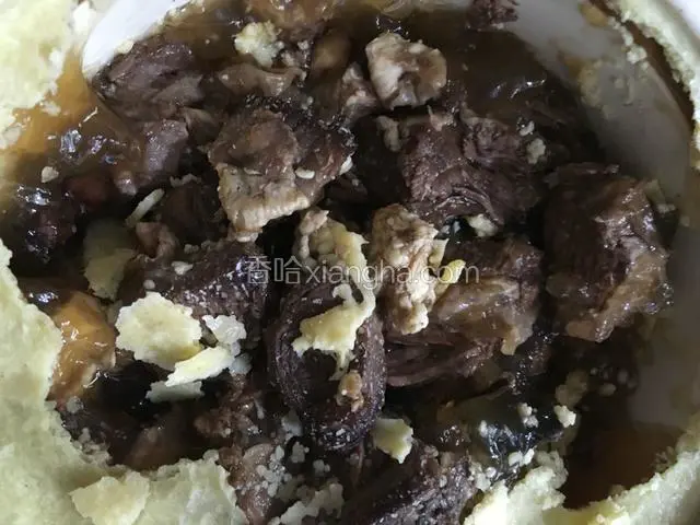 炖好的牛肉从冰箱拿出。
