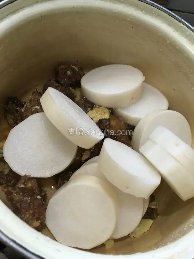 将适量的牛肉舀入炖锅内。加入盐白萝卜。