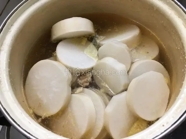 加入适量的清水。