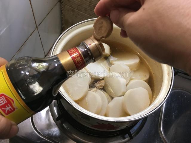 再加入适量的盐、料酒。