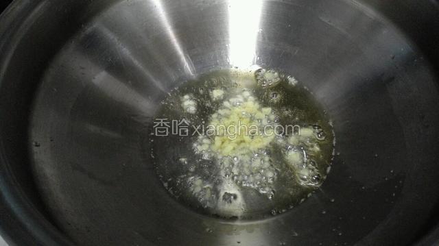 热锅放油，加入姜扁炒出香味