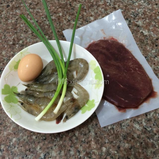 准备好食材：牛肉，虾，鸡蛋，葱。