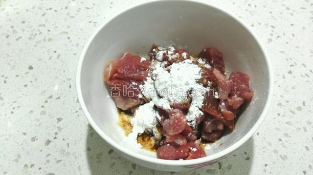 肉里加入适量生抽，胡椒粉，玉米淀粉