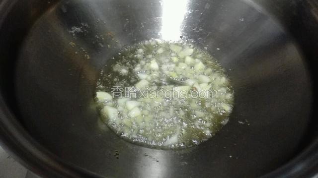 锅里留底油，小火把姜、蒜扁炒出香味
