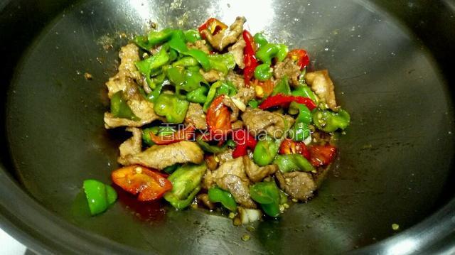 加入爆好的肉片翻炒几下，加入适量生抽，醋，胡椒粉炒一分钟，起锅。