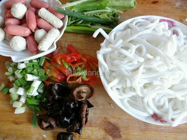 所有食材准备好！袋装的土豆粉记得拆开洗一下