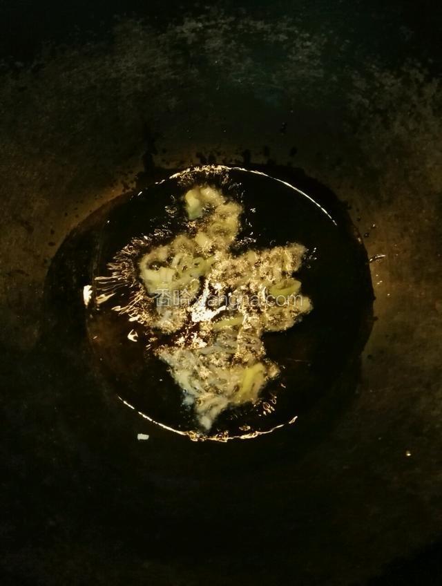 锅烧热后放入适量油，加入葱花爆香