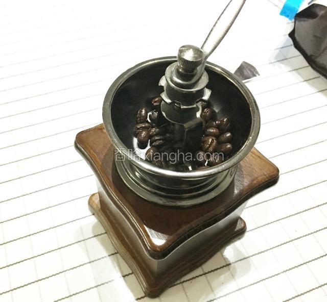 咖啡豆14g入手摇研磨机研磨。磨了好久…