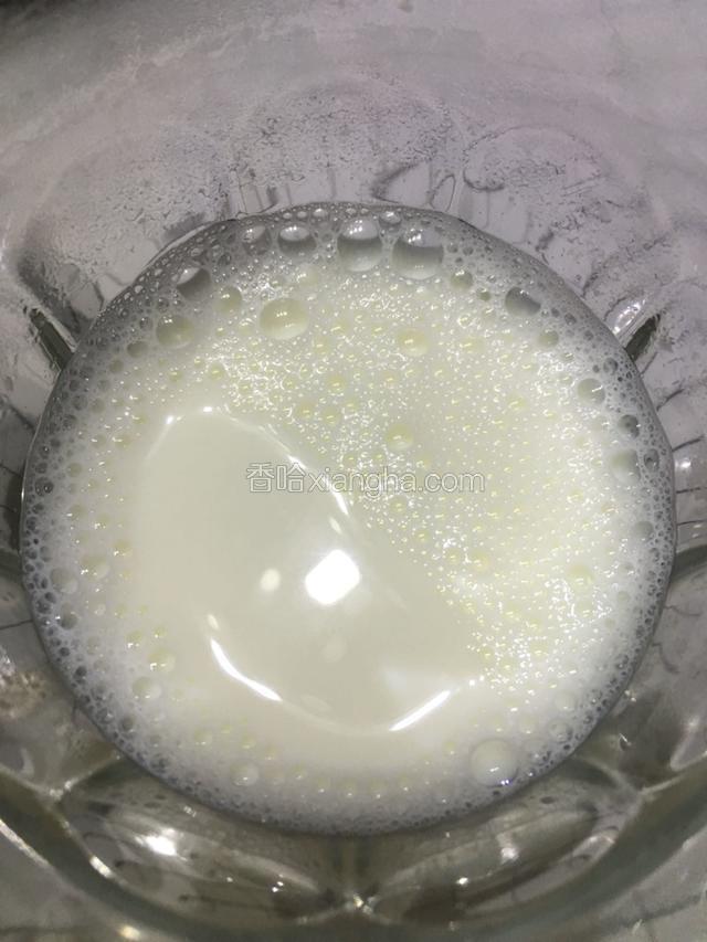 现在泡奶粉。奶粉两大勺，倒入温开水划开。