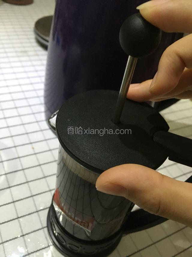 咖啡泡至4分钟后，缓慢按压法压壶的杆子，过滤咖啡，一定要慢慢的，按到底就OK。