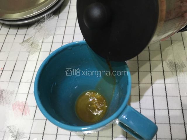 装咖啡的马克杯也要开水烫。然后将法压壶里的咖啡倒入马克杯。咖啡油全都在法压壶内，倒不出来…请忽略杯子的颜色。