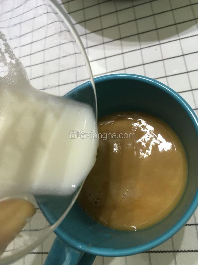 然后将适量的牛奶倒入咖啡中。