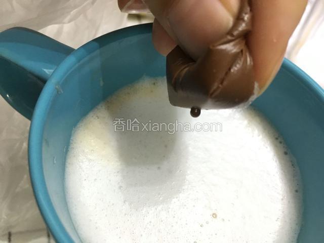 然后保鲜膜上用牙签扎一个小洞。就可以挤到奶泡上了！