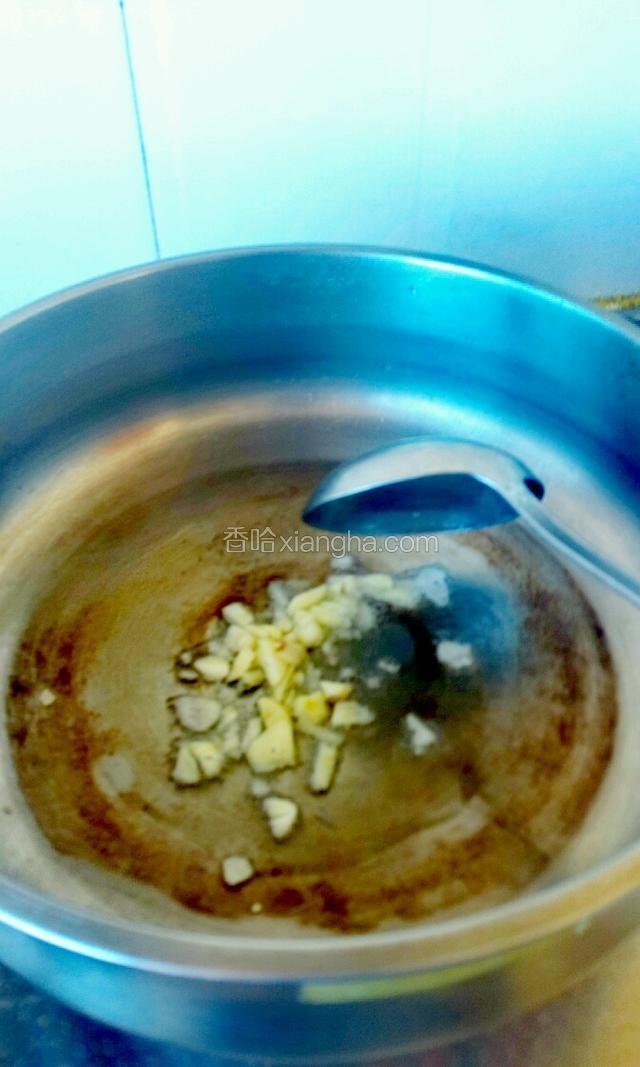 热油下锅，倒入蒜