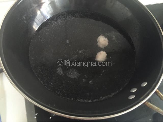 锅内加水烧开后转小火，用手把虾肉挤成丸子，下入锅中，用勺子轻轻搅动，以免粘锅